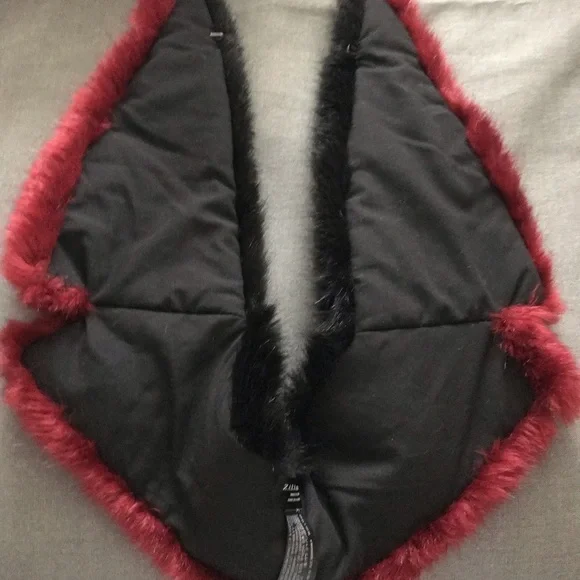 Elegant Black and Red Faux Fur Collar - Picture 7 of 9